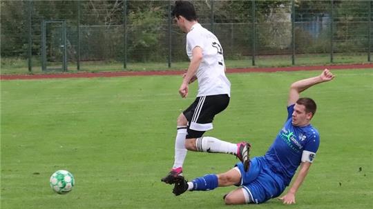Lühes Kapitän Simon Böse grätscht gegen den Hedendorfer Yannick Quadt den Ball weg.