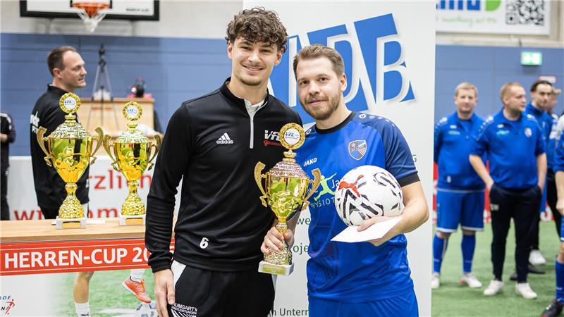 Lühes Kapitän Simon Böse nimmt den Pokal für den dritten Platz entgegen. Die SG setzte sich gegen Stade im kleinen Finale durch. Beide Kreisligisten hatten ihre Gruppen gewonnen.