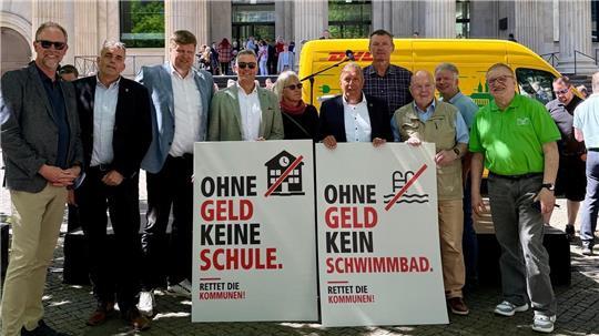 Lühes Samtgemeindebürgermeister Timo Gerke (5.v.r.) unter anderem mit Kollegen der Samtgemeinde Horneburg vor dem Landtag.