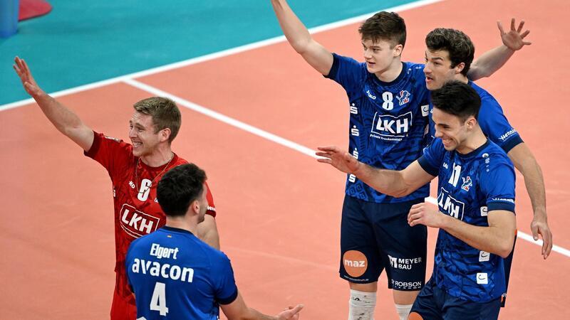 SVG Lüneburg stolz auf ihre Europapokal-Reise Lüneburg-Spieler jubeln über einen Punkt.
