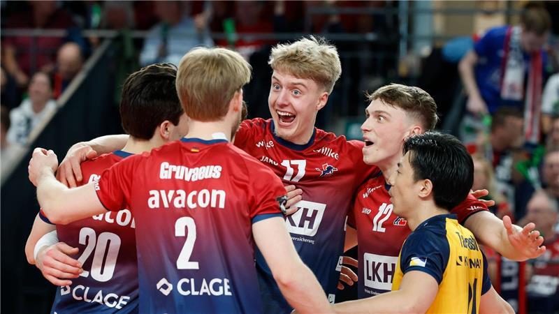 Lüneburgs Axel  Enlund (M) feiert einen Punktgewinn der SVG.