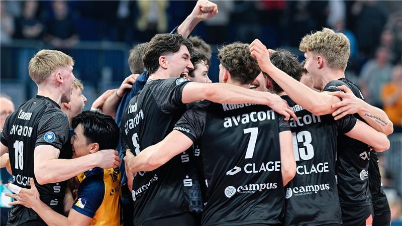 Geschafft: Lüneburg holt ersten Titel der Clubgeschichte Lüneburgs Mannschaft jubelt über den Pokalsieg.