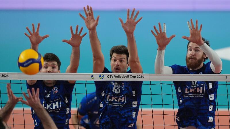 Lüneburger Volleyballer verlieren Europapokal-Final-Hinspiel Lüneburgs Maxwell Elgert (l-r), Lüneburgs Matthew Knigge und Lüneburgs Jesse Elser in Aktion.