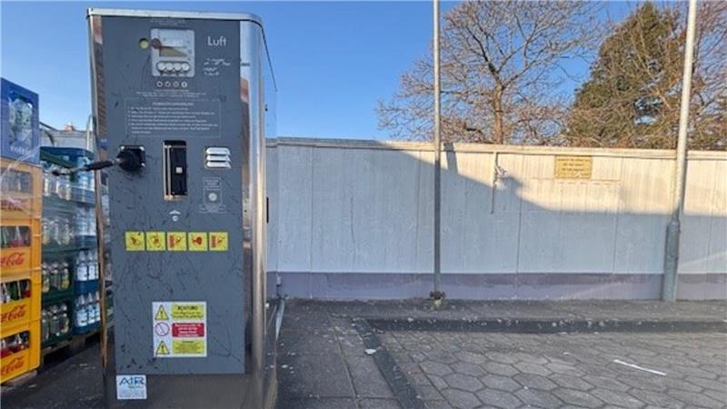 Luft für die Autoreifen kostet bei manchen Tankstellen inzwischen extra. Das Foto zeigt ein bezahlpflichtiges Druckluftgerät auf der Shell-Tankstelle an der Harburger Straße in Buxtehude.