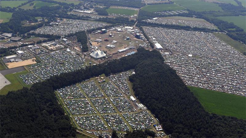 Luftaufnahme des Deichbrand Festivals: Eine temporäre Stadt aus 20.000 Zelten und 60.000 Besuchern erstreckt sich über 183 Hektar in Wanhöden.