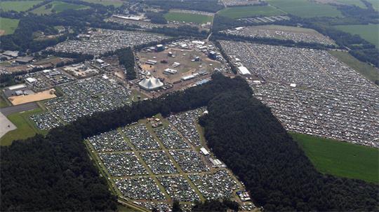 Luftaufnahme des Deichbrand Festivals: Eine temporäre Stadt aus 20.000 Zelten und 60.000 Besuchern erstreckt sich über 183 Hektar in Wanhöden.
