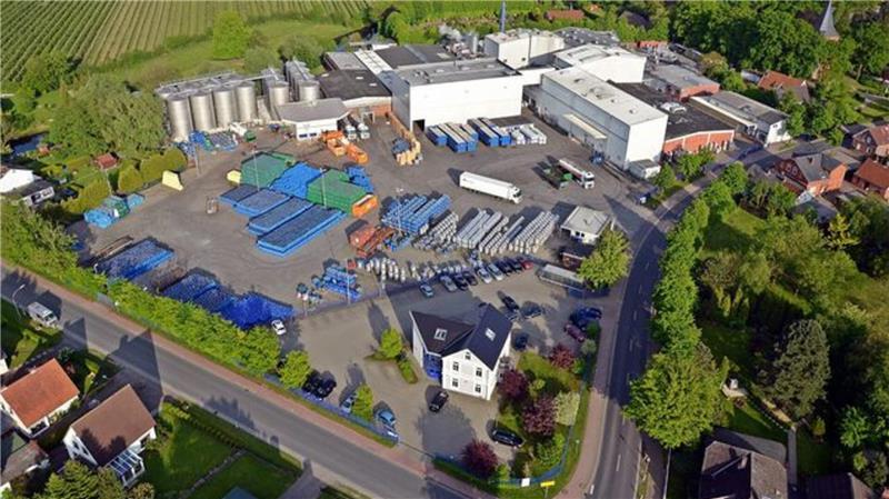 Luftaufnahme des Döhler-Werks in Neuenkirchen: Der Verdacht auf riskante Transporte von Lebensmitteln und Chemikalien bringt das Unternehmen unter Druck.