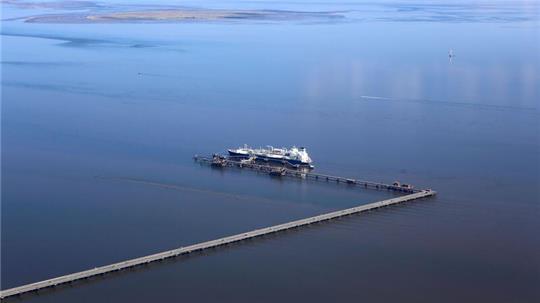 Luftaufnahme des LNG-Speicher- und Verdampfungs-Schiffes „Höegh Esperanza“ am LNG-Terminal Wilhelmshaven.Fotograf