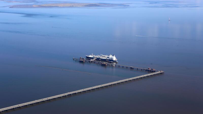 Pipeline für LNG fertig: „Baustein für Energiesicherheit“ Luftaufnahme des LNG-Speicher- und Verdampfungs-Schiffes „Höegh Esperanza“ am LNG-Terminal Wilhelmshaven.
