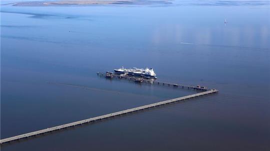 Luftaufnahme des LNG-Speicher- und Verdampfungs-Schiffes „Höegh Esperanza“ am LNG-Terminal Wilhelmshaven.