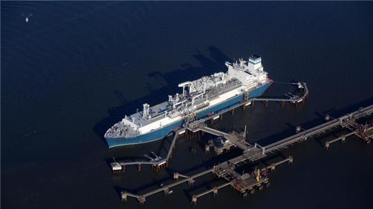 Luftaufnahme des LNG-Speicher- und Verdampfungs-Schiffes „Höegh Esperanza“ am LNG-Terminal Wilhelmshaven.