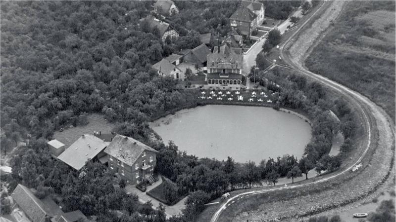 Luftaufnahme des Schilling'schen Bracks mit dem Hotel Cohrs vor 1962.
