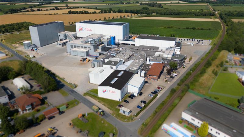 In Apensens Eisfabrik: Coole Spezialitäten am laufenden Band Luftaufnahme von der Produktionsstätte von Eisbär Eis in Apensen.