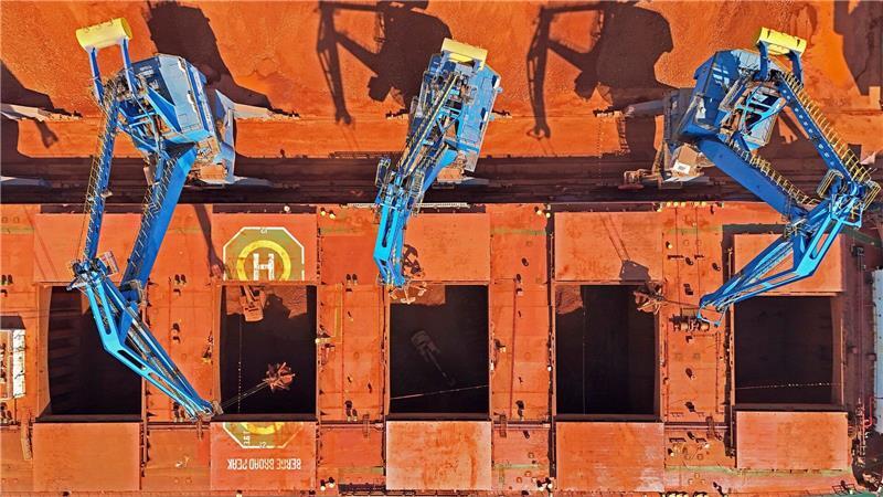 Luftaufnahme zeigt Eisenerz-Import im Hafen von Yantai