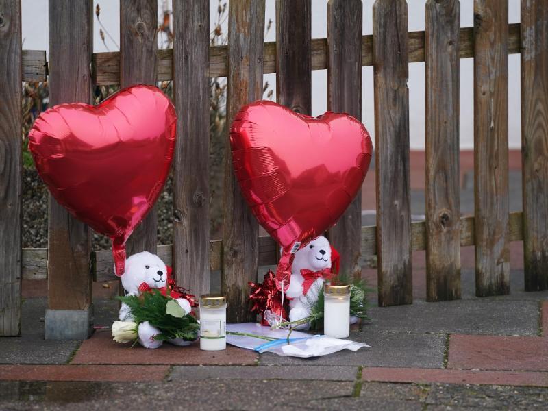 Luftballons in Herzform, Plüschtiere, Kerzen und Blumen vor dem Haus, in dem am zweiten Weihnachtstag drei Menschen einer vierköpfigen Familie tot gefunden wurden. Foto: Marcus Brandt/dpa