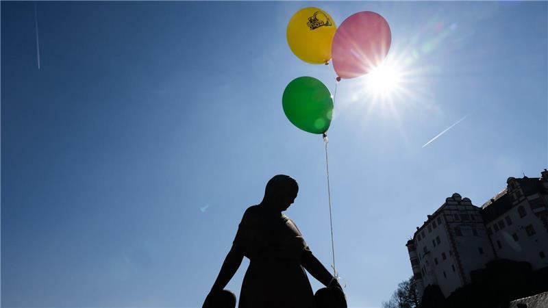 Luftballons sollen den vermissten Pawlos finden helfen.