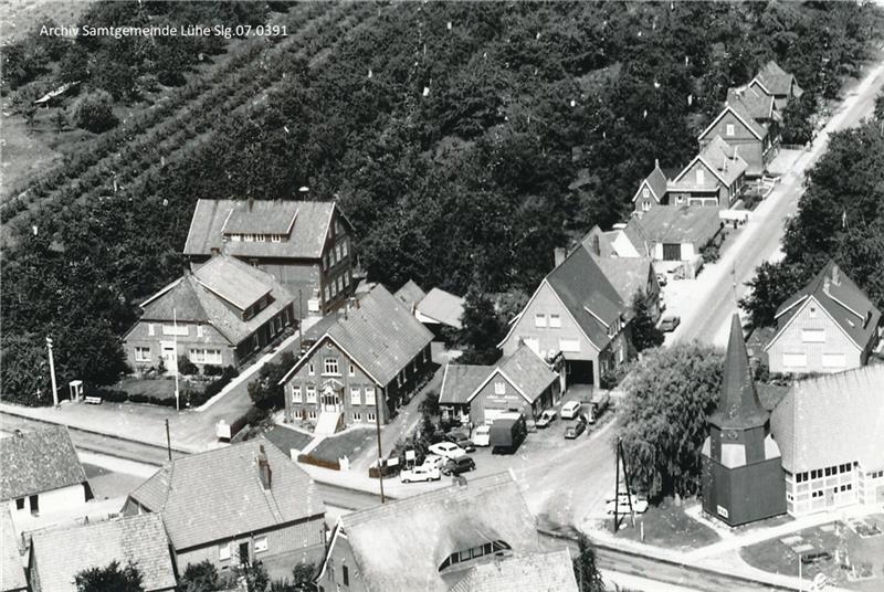 Luftbild von 1972 aus dem Archiv der Samtgemeinde: Blick auf Grünendeich, die St.-Marien-Kirche (rechts) und die ehemalige Schule vor dem Umbau zum Rathaus (links).