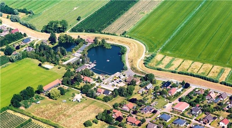Luftbilder von Martin Elsen zeigt der neue Kalender des Lions Club Kehdingen. Diese Aufnahme zeigt das Naturfreibad in Krummendeich.