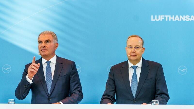 Lufthansa baut Vorstand radikal um Lufthansa-Chef Carsten Spohr (l) bleibt an Bord, Finanzchef Remco Steenbergen (r) verlässt das Unternehmen dagegen.