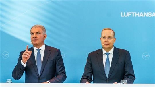 Lufthansa-Chef Carsten Spohr (l) bleibt an Bord, Finanzchef Remco Steenbergen (r) verlässt das Unternehmen dagegen.