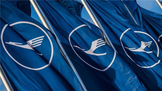 Lufthansa-Chef Spohr rechnet im laufenden Jahr nur noch mit einem bereinigten operativen Gewinn von rund 2,2 Milliarden Euro - eine halbe Milliarde weniger als ursprünglich angepeilt.
