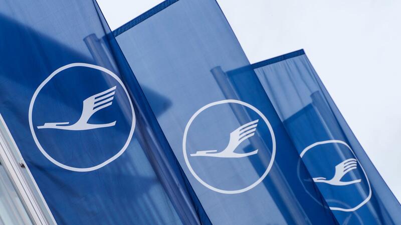 Verdi-Warnstreiks treffen Flughäfen und Lufthansa-Passagiere Lufthansa-Flaggen wehen vor dem Lufthansa-Aviation-Center.