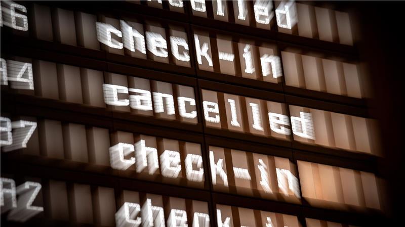 Lufthansa-Flugbegleiter streiken - das hat Folgen für viele Reisende auch an den Flughäfen Hannover und Bremen. (Archivbild)