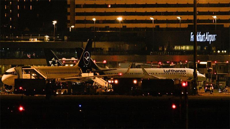 Lufthansa: Keine Flugstreichungen wegen Kerosinmangels Lufthansa hat seine Crews angewiesen, bei Flügen nach Frankfurt zusätzlichen Treibstoff an Bord zu nehmen.