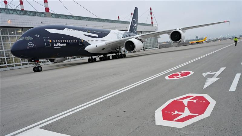 Lufthansa wittert neben Risiken auch Chancen aus Nahostkrise Lufthansa lässt sieben Jets verschiedener Flugzeugtypen in einer Jubiläumslackierung starten.