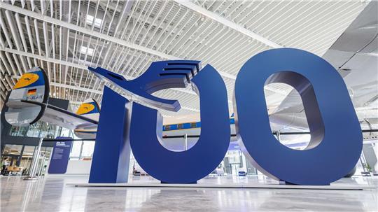 Lufthansa meldet zum Jubiläum Milliardengewinn. 