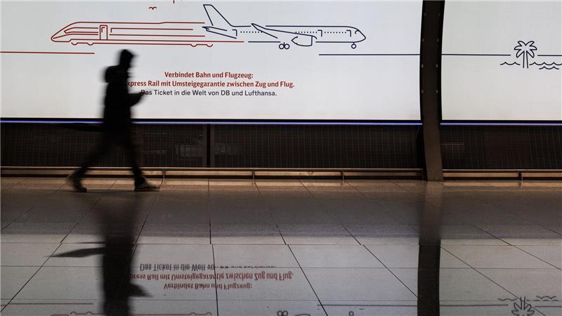 Lufthansa schickt Passagiere wegen des Crew-Streiks auf die Bahn.