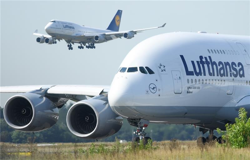 Lufthansa und andere Fluggesellschaften setzen wieder auf den A380 (rechts). Foto: dpa