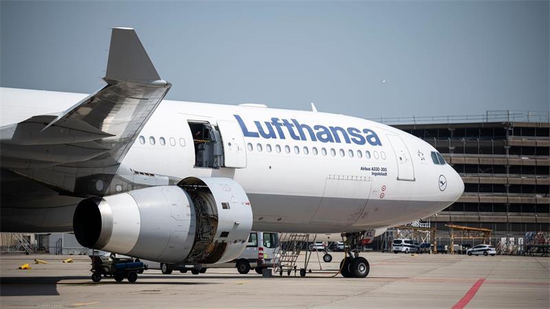 Lufthansa verbucht im zweiten Quartal infolge der stark gestiegenen Kerosinpreise einen herben Gewinneinbruch. 