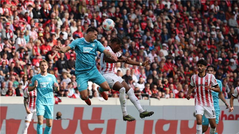 Lufthoheit beim Baden-Duell: Hoffenheims Robin Hranac (2. von l.) gegen Junior Adamu 
