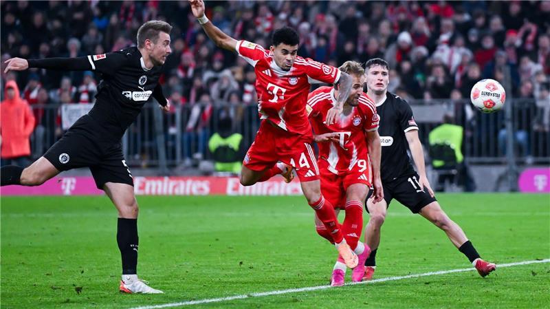 „Chaoskreativität“: Bayern feiern Last-Minute-Lucho Luis Díaz (2.v.l.) trifft zum 2:1.