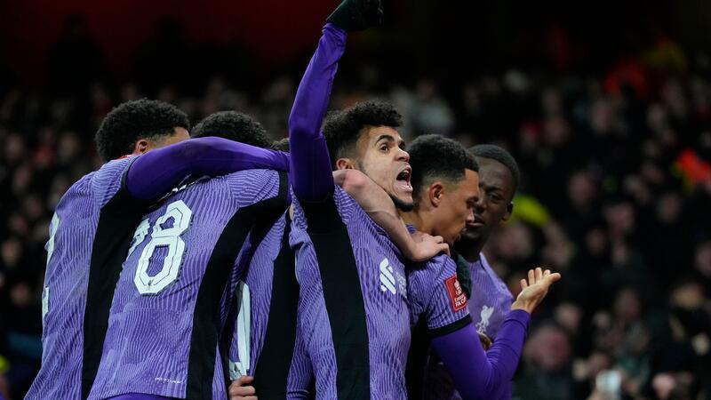 Arsenals Eigentor hilft Klopp: Liverpool eine Runde weiter Luis Diaz (M) vom FC Liverpool jubelt mit seinen Teamkollegen über sein Tor zum 0:2.