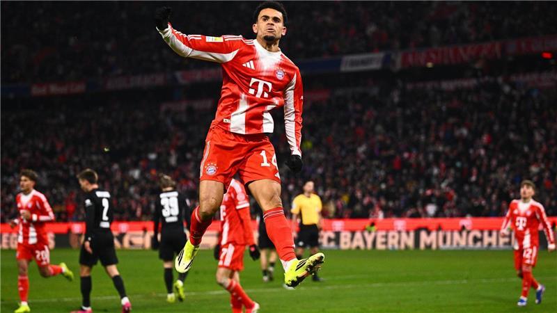 Luis Díaz hebt ab beim Torjubel nach seinem Kopfball zum 2:1.