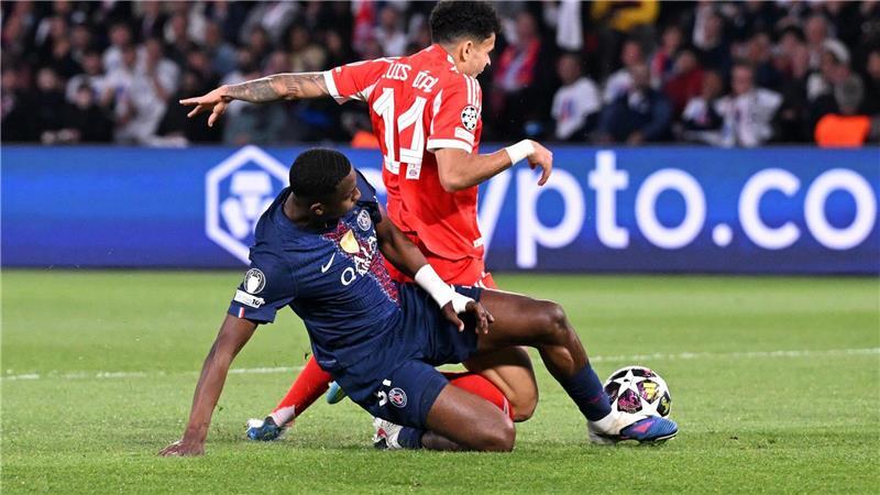 Luis Díaz holt gegen Willian Pacho einen Strafstoß für Bayern heraus.