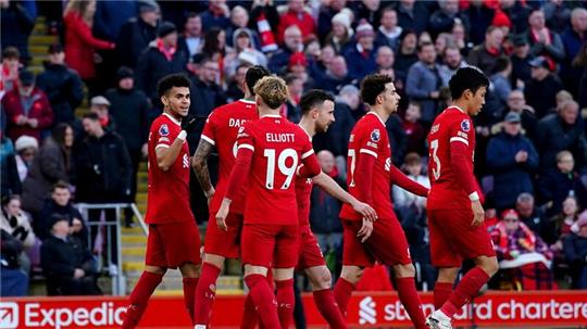 Luis Diaz (l) vom FC Liverpool feiert zusammen mit seinen Mannschaftskameraden sein Tor zum 2:1.
