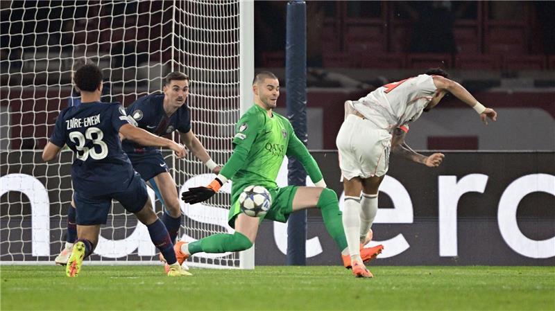 Luis Díaz (r) erzielt das frühe 1:0 für Bayern.