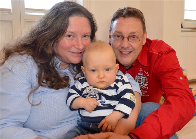 Luis Klemp heute, ein Jahr nach seiner Geburt, mit Mutter Stephanie Klemp und Vater Christian Baier. Fotos Fehlbus