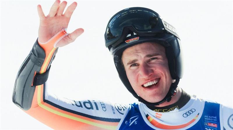 Deutscher Schreckmoment bei Odermatts WM-Show: „Brutal“ Luis Vogt winkt nach seinem spektakulären Sturz den Zuschauern zu.