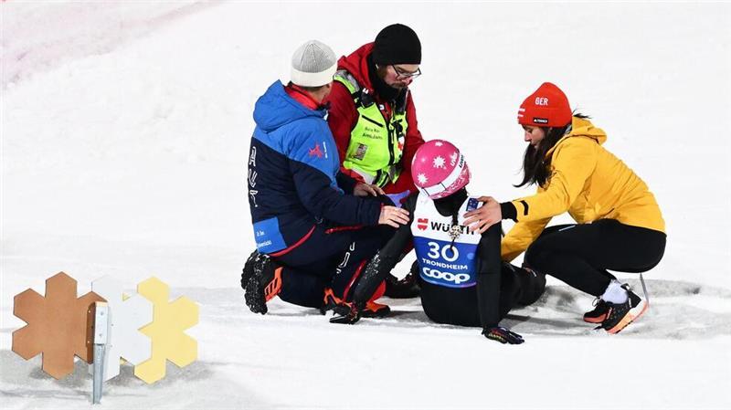 Schwere Knieverletzung: WM für Skispringerin Görlich vorbei Luisa Görlich musste nach ihrem Sprung behandelt werden.
