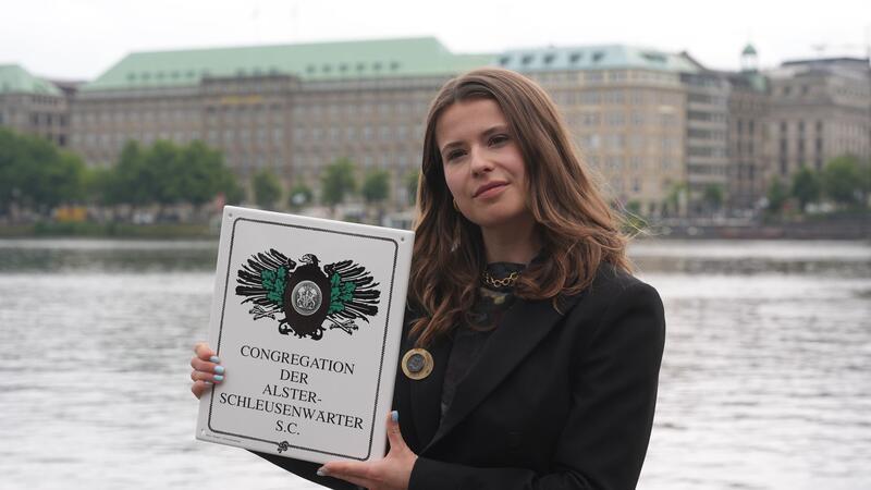 Luisa Neubauer, Klimaaktivistin, steht nach der Auszeichnung zur Ehren-Alster-Schleusenwärterin an der Binnenalster.