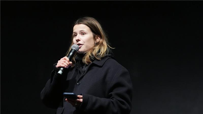 Fernandes bei Hamburger Demo für mehr Opferschutz Luisa Neubauer sprach zum Abschluss der Veranstaltung.