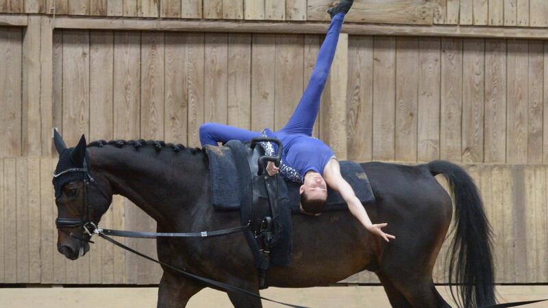 Tränen nach Triumph: Fredenbecks Sensations-Voltigierer im Umbruch Luise Koböck (12) voltigiert beim Nachwuchsturnier in Fredenbeck auf Savoy und an der Longe von Magdalena Holysz auf Platz zwei im Einzel.
