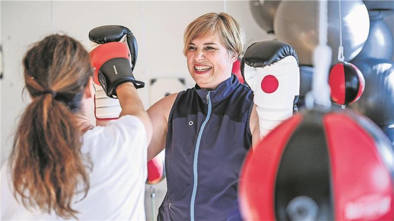 „Schlagen, um loszulassen“: Wie therapeutisches Boxen in Krisen helfen kann Luise Schmidt (links, Name geändert) und Boxtherapeutin Petra Kowalkowski (rechts) beim Boxtraining in den Räumen in Lehrte bei Hannover. Die Übungseinheit geht weit über den sportlichen Aspekt hinaus. Es geht auch darum, Traumata zu überwinden.