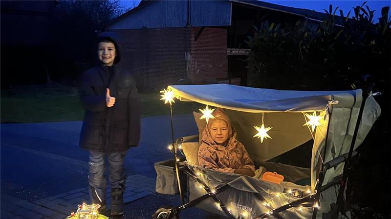 Luk und Lia Wegener warten gespannt auf die Ankuft der Trecker.