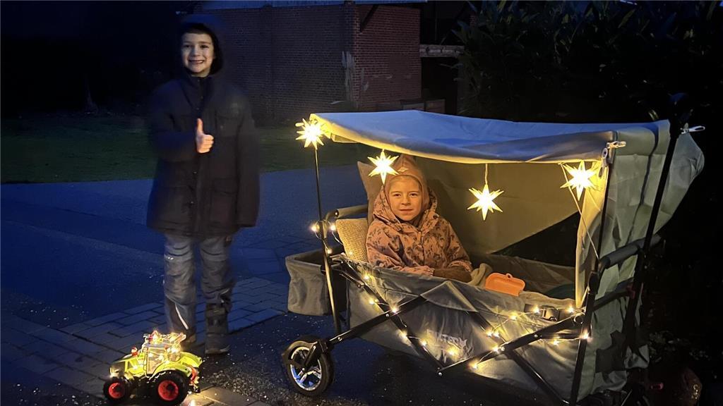 Luk und Lia Wegener warten gespannt auf die Ankuft der Trecker. 