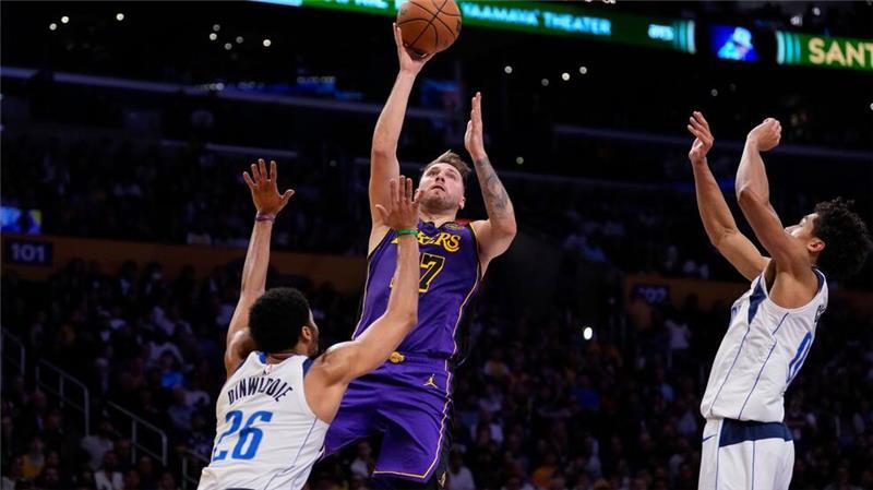 NBA: Doncic glänzt bei Wiedersehen mit Mavericks Luka Doncic (M) spielte erstmals gegen sein langjähriges Team.